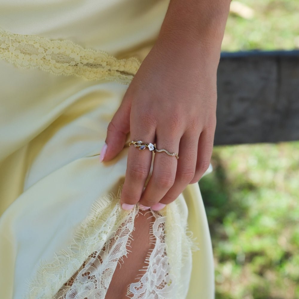 Anillo Flor Blanca de Cristal en Oro - Velour™